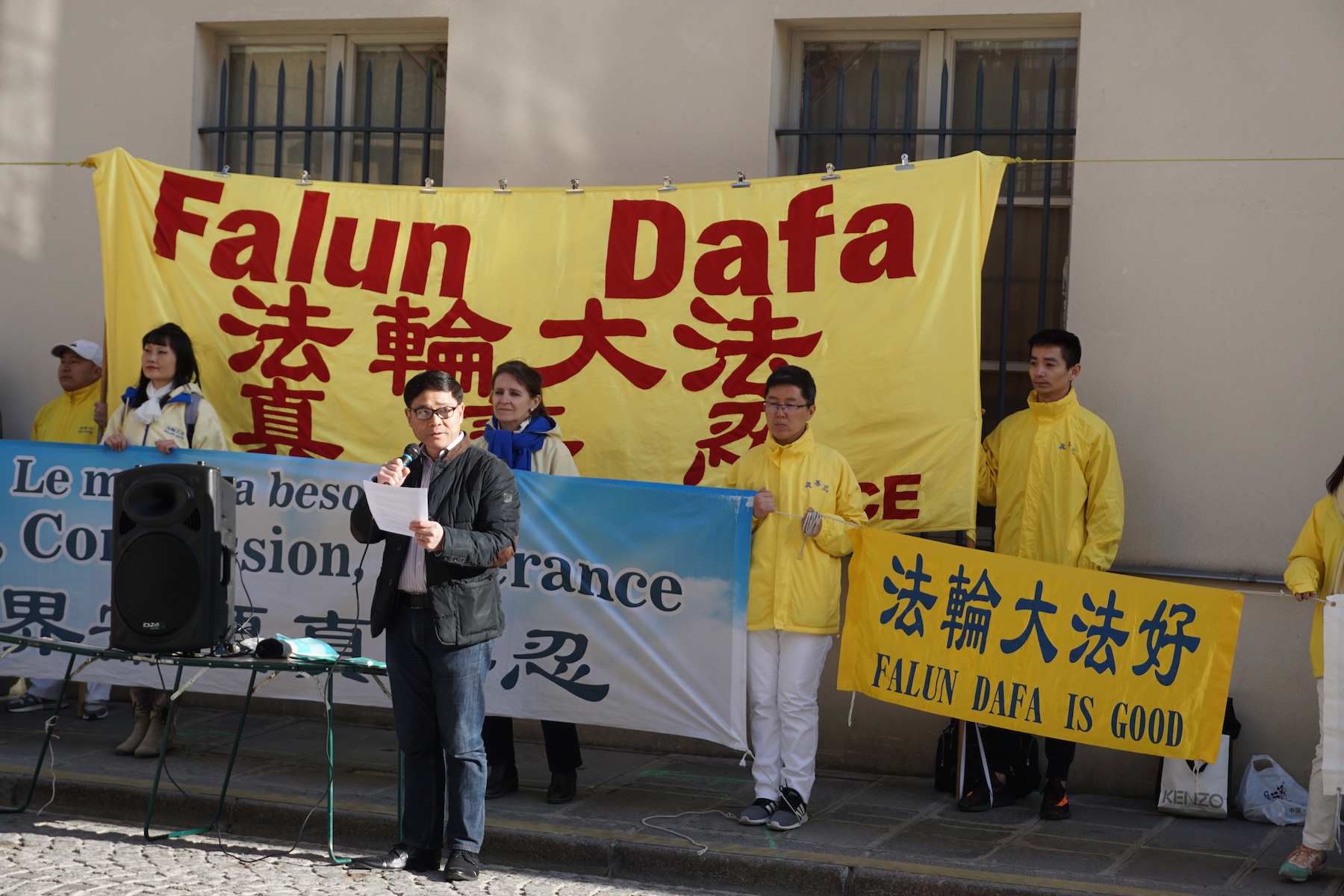 Image for article France : Les pratiquants de Falun Gong protestent devant l'ambassade de Chine contre des décennies de persécution