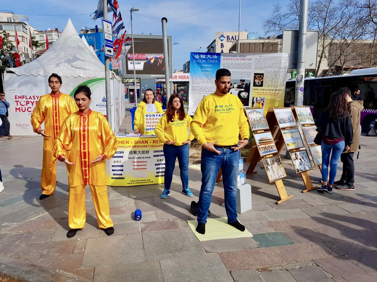 Image for article Istanbul, Turquie : Partager les bienfaits du Falun Dafa et sensibiliser les gens à la persécution en Chine
