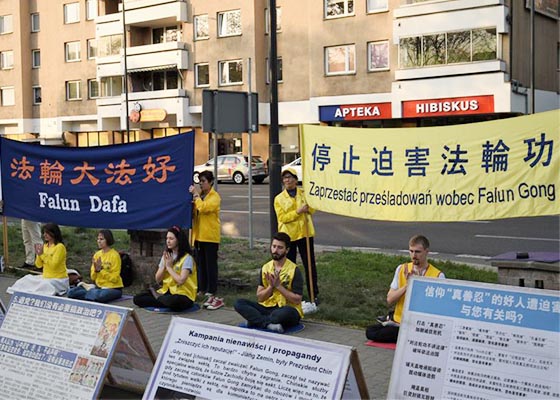 Image for article Des exercices collectifs devant l'ambassade de Chine à Varsovie commémorent l'Appel pacifique du 25 avril