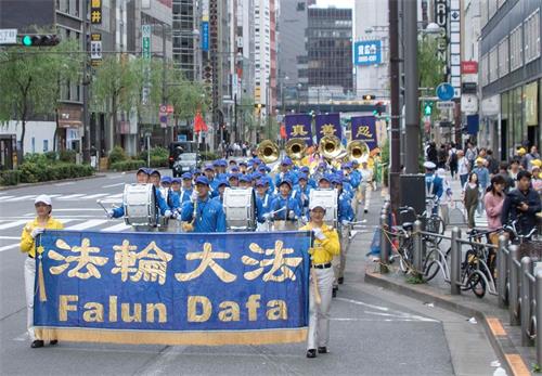 Image for article Japon : Les pratiquants célèbrent la Journée mondiale du Falun Dafa avec un défilé à Tokyo