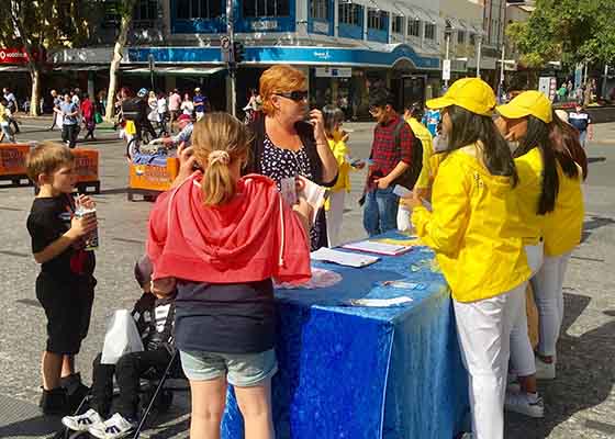 Image for article Australie : Les pratiquants du Queensland célèbrent la Journée mondiale du Falun Dafa