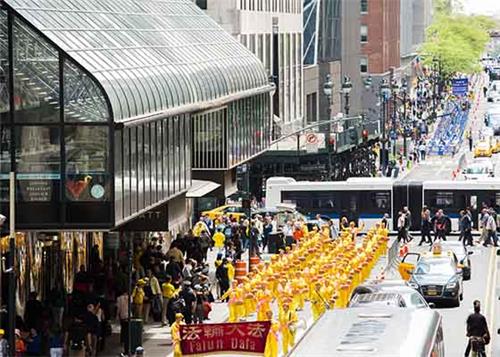 Image for article Le grand défilé du Falun Gong à New York impressionne les spectateurs chinois