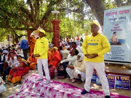 Image for article Inde : Présenter le Falun Dafa aux pèlerins à l'arbre de la Bodhi