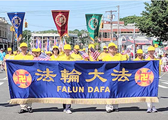 Image for article Les pratiquants de Falun Gong participent au défilé de Memorial Day à New York