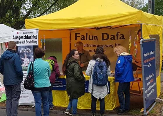 Image for article Allemagne : Soutien public aux efforts des pratiquants de Falun Gong qui s'opposent à la persécution menée par le régime chinois