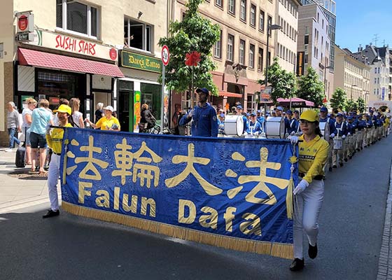 Image for article Allemagne : Un défilé et d'autres activités à Francfort sensibilisent l'opinion à propos du Falun Dafa