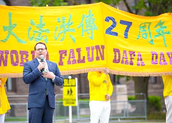 Image for article Canada : Des députés provinciaux et des gens soutiennent le Falun Gong