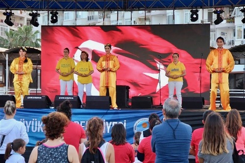 Image for article Mersin, Turquie : Présenter le Falun Dafa à la Fête de la jeunesse et des sports