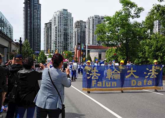 Image for article Coquitlam, Canada : Le Falun Dafa dans le grand défilé du Teddy Bear Picnic