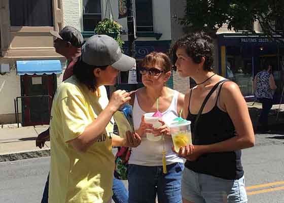 Image for article Albany, New York : Les pratiquants de Falun Gong participent au festival annuel l’Art à Lark