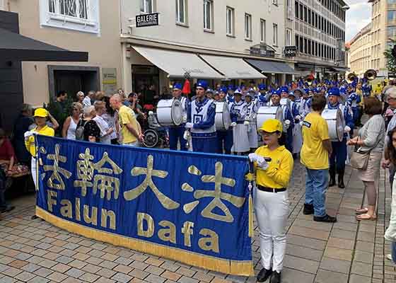 Image for article Allemagne : Le Tian Guo Marching Band chaleureusement accueilli à un carnaval culturel