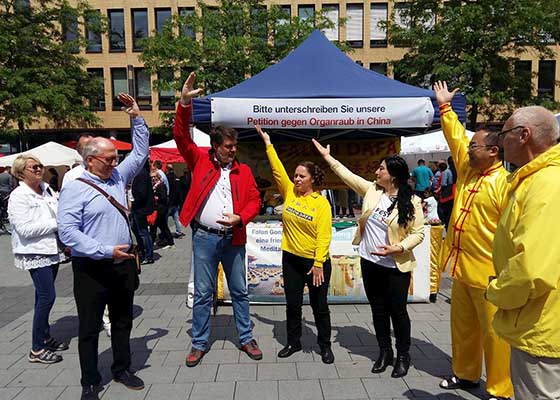 Image for article Allemagne : Des pratiquants présentent le Falun Dafa au festival culturel de Lunen
