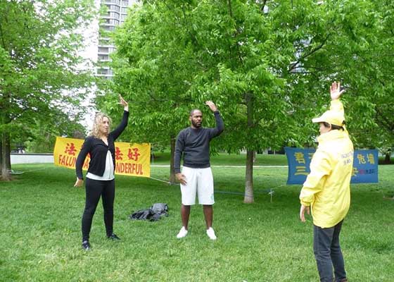 Image for article Canada : Le Falun Gong chaleureusement accueilli durant le Festival des courses de bateaux-dragons de Toronto