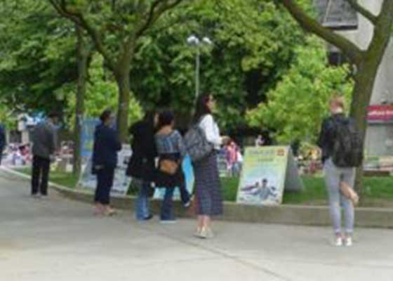 Image for article Canada : Les Chinois découvrent le Falun Gong à la Course des bateaux-dragons de Toronto