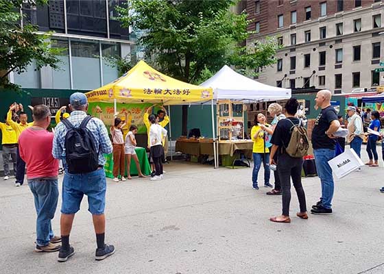 Image for article New York : Présentation du Falun Gong lors d'une foire de rue à Manhattan