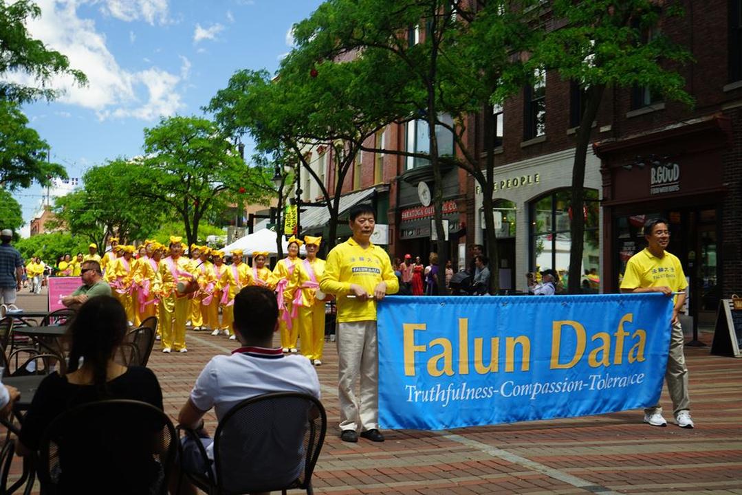 Image for article États-Unis, Autriche et Inde : Présenter le Falun Gong lors d'événements communautaires