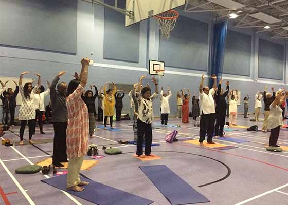 Image for article Royaume-Uni : Le public apprend le Falun Gong lors de la Journée internationale du Yoga