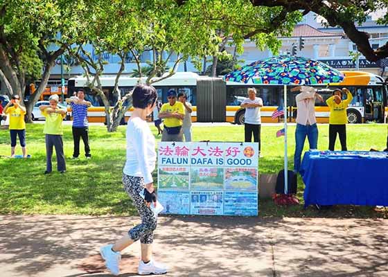Image for article Hawaï : Des pratiquants présentent le Falun Dafa lors des célébrations du Jour de l'Indépendance