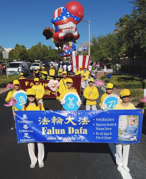 Image for article Las Vegas : Le Falun Dafa au 25e défilé patriotique annuel du Conseil de Summerlin