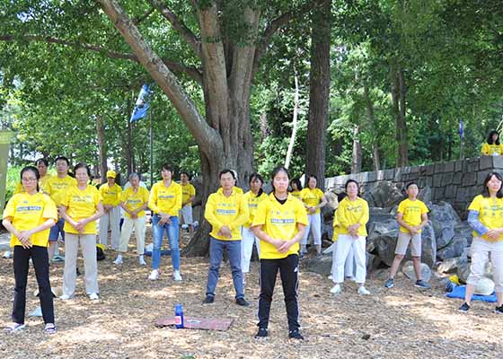 Image for article Les pratiquants d'Atlanta parlent aux touristes du Falun Gong à Stone Mountain Park