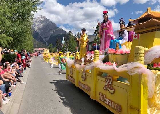 Image for article Le Falun Gong remporte la première place du défilé de la journée du Canada au parc national de Banff
