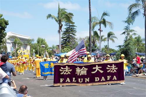 Image for article San Diego, Californie : Les pratiquants présentent Authenticité-Bienveillance-Tolérance durant la fête du Jour de l’Indépendance à Coronado