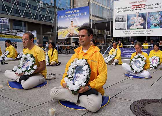 Image for article Francfort, Allemagne : Les élus manifestent leur soutien au Falun Gong