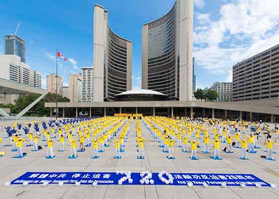 Image for article Toronto, Canada : Les pratiquants de Falun Gong organisent un rassemblement pour marquer le 20e anniversaire des manifestations contre la persécution
