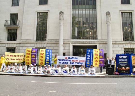 Image for article Londres : Les pratiquants de Falun Gong organisent des activités d'une journée appelant à la fin de la brutalité