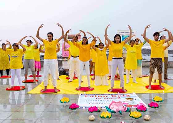 Image for article Manifestation pacifique en Inde pour sensibiliser aux vingt ans de persécution du Falun Gong en Chine