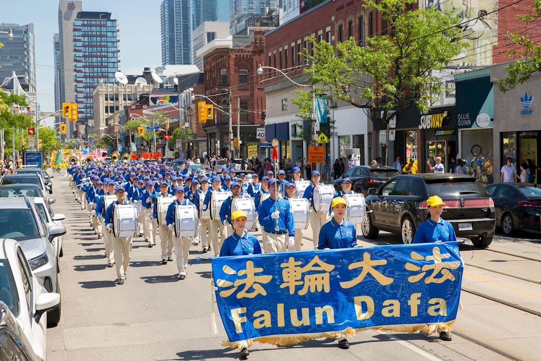 Image for article Toronto et Vancouver, Canada : une marche, un rassemblement et une veillée aux chandelles marquent le 20e anniversaire de la protestation contre la persécution