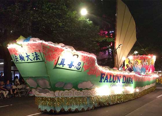 Image for article Seattle, État de Washington : Le char du Falun Dafa est la vedette du Défilé aux flambeaux de Seafair