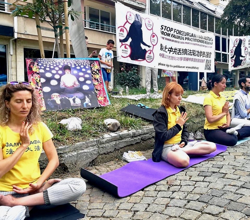 Image for article Les pratiquants de Falun Gong en Bulgarie sensibilisent les gens à propos des 20 ans de persécution en Chine