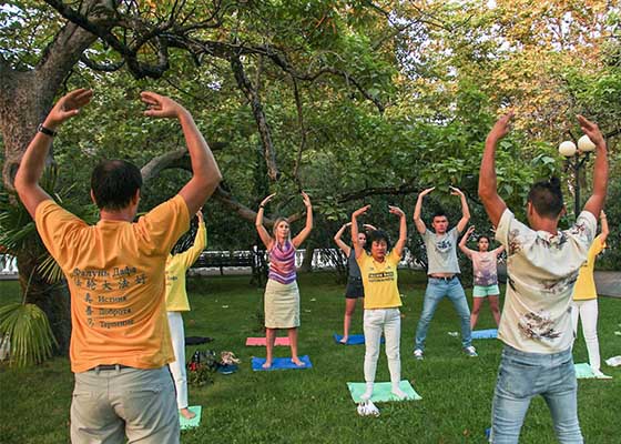 Image for article Russie : Les visiteurs du « Festival de la ville heureuse » adoptent le Falun Gong et apprennent les exercices