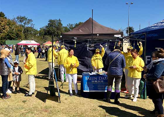 Image for article Australie : Démonstration de la beauté du Falun Dafa au festival multiculturel de Toowoomba dans le Queensland