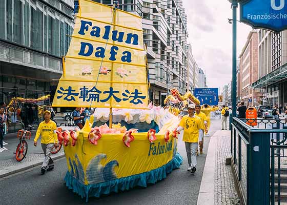 Image for article Des Chinois expriment leur haute appréciation du Falun Gong lors d’un défilé et d'un rassemblement à Berlin