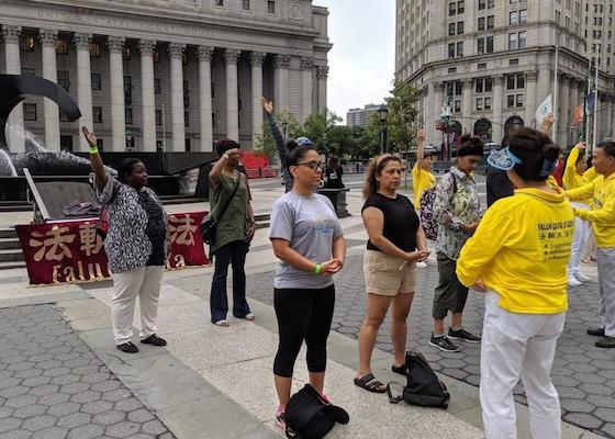Image for article Manhattan : Les résidents de New York apprennent les exercices de Falun Dafa au Summer Streets Festival
