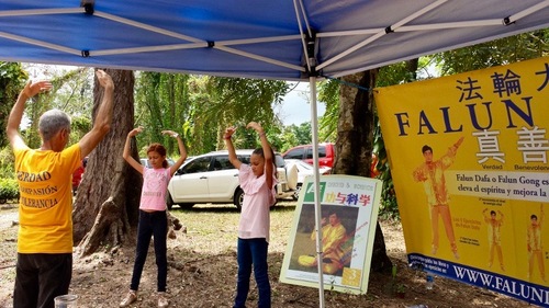 Image for article Porto Rico : Des pratiquants présentent le Falun Dafa lors de la Journée internationale de la lecture pour enfants