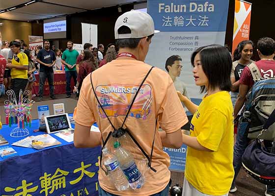Image for article Arizona : Le Club de Falun Dafa bien accueilli à la rencontre de bienvenue de l'université