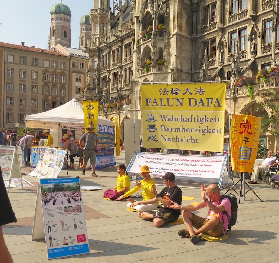 Image for article Munich, Allemagne : Les pratiquants de Falun Gong exposent l'atrocité des prélèvements d'organes commise par le PCC