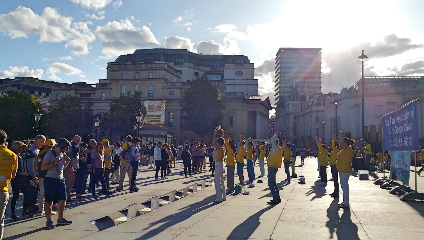 Image for article Londres : Les activités de Falun Gong sur les sites touristiques sensibilisent les gens