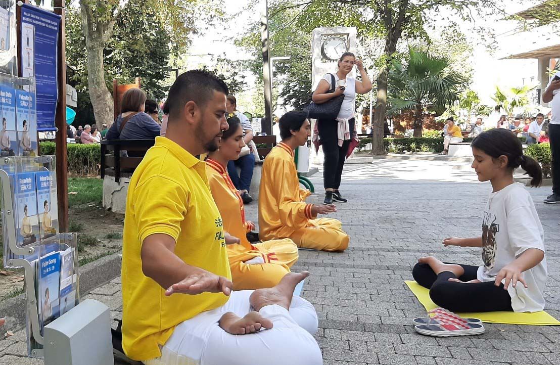 Image for article Turquie : Les pratiquants présentent la beauté du Falun Dafa à Istanbul