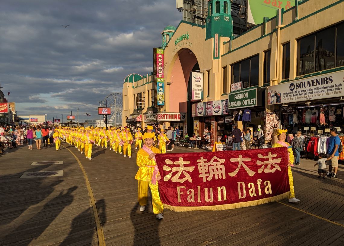 Image for article New Jersey : Les pratiquants de Falun Gong participent au défilé Celebrate America