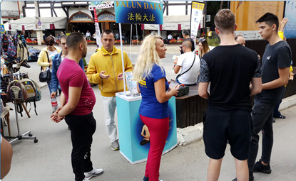 Image for article Roumanie : Présenter le Falun Dafa à côté du château de Bran