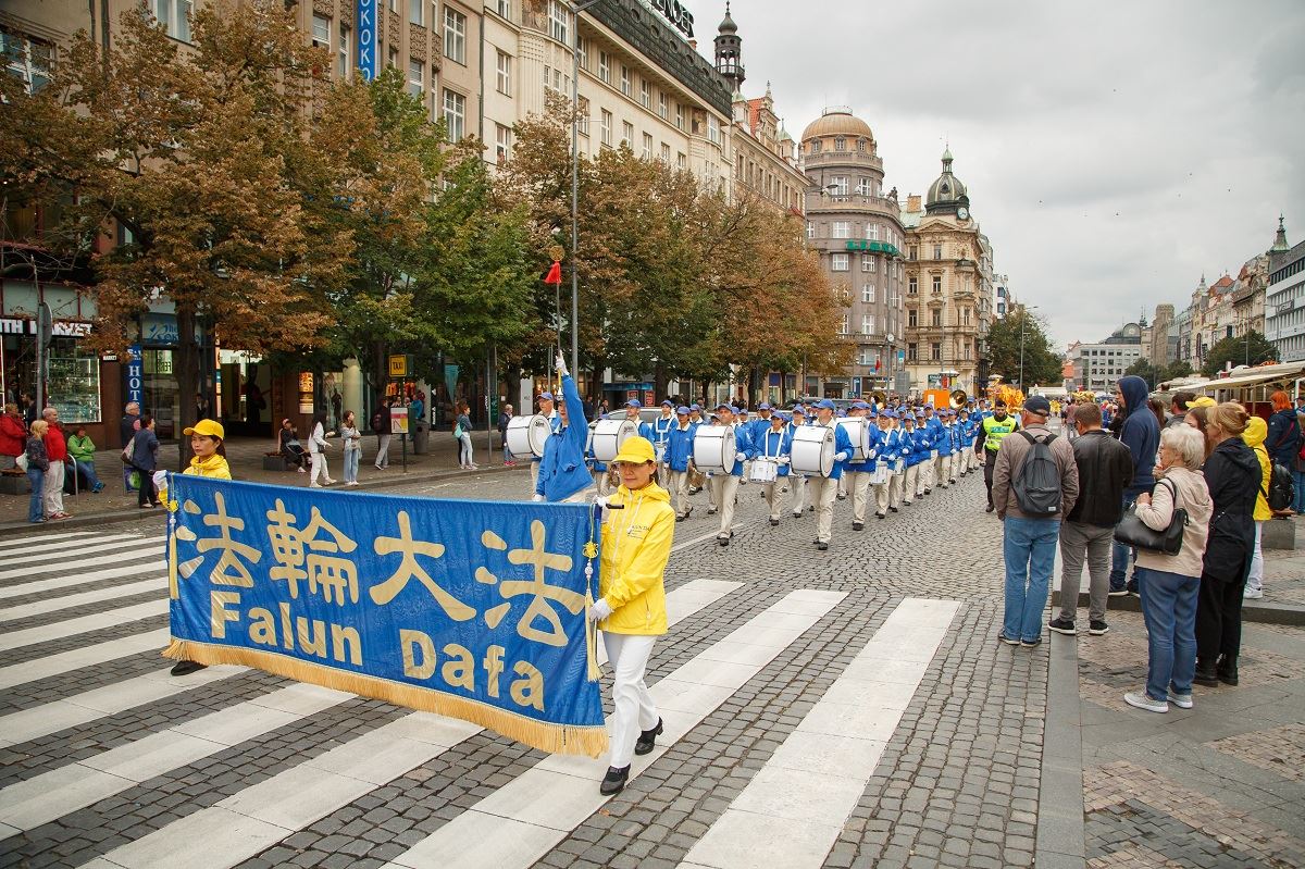 Image for article République tchèque : Des rassemblements et un défilé à Prague demandent la fin de la persécution du Falun Dafa en Chine