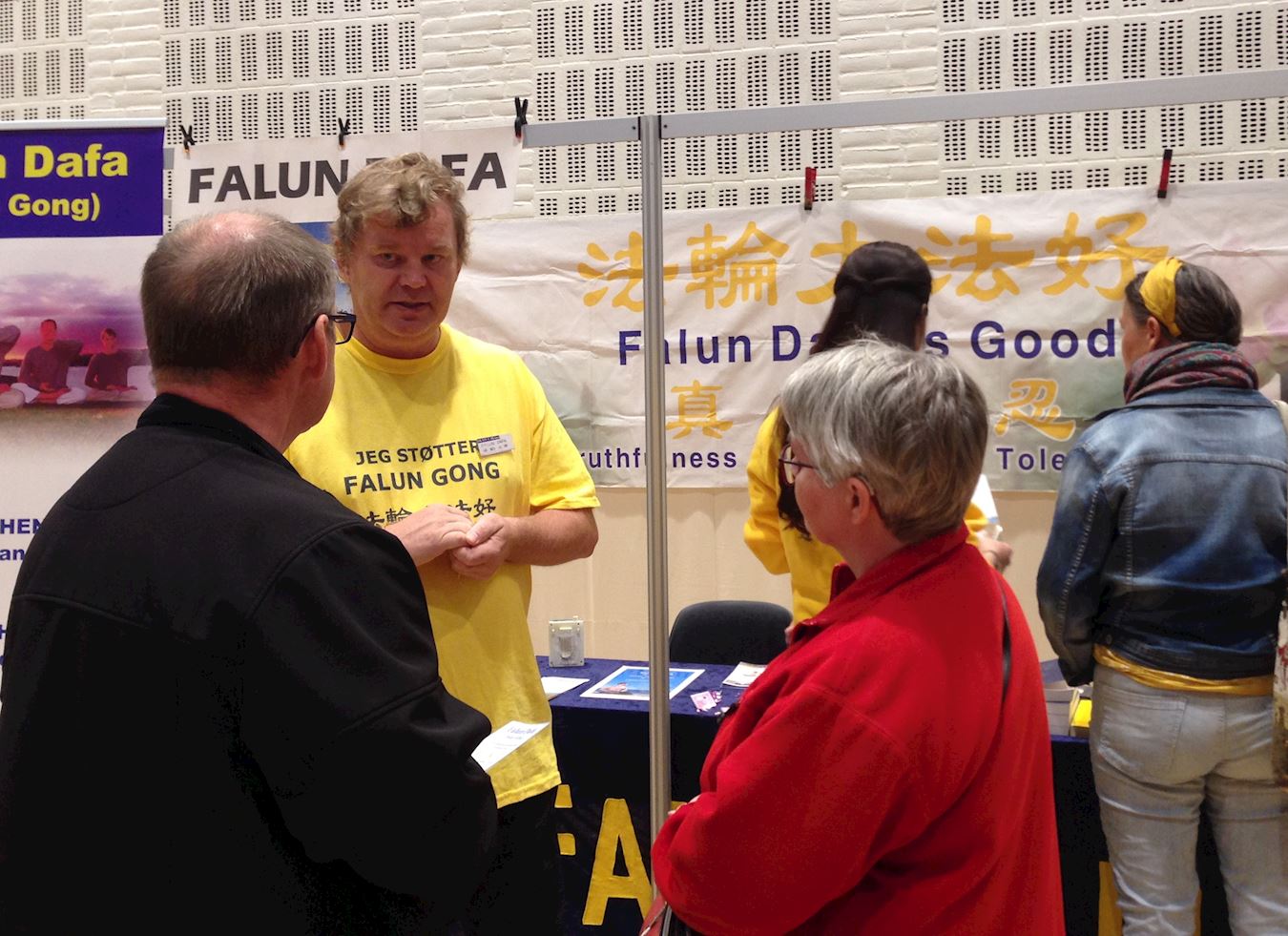 Image for article Le maire de Troy, Michigan : Le Falun Gong est bon pour le monde entierOdense, Danemark : Apprendre les exercices de Falun Dafa à l'Expo Santé d'Odense
