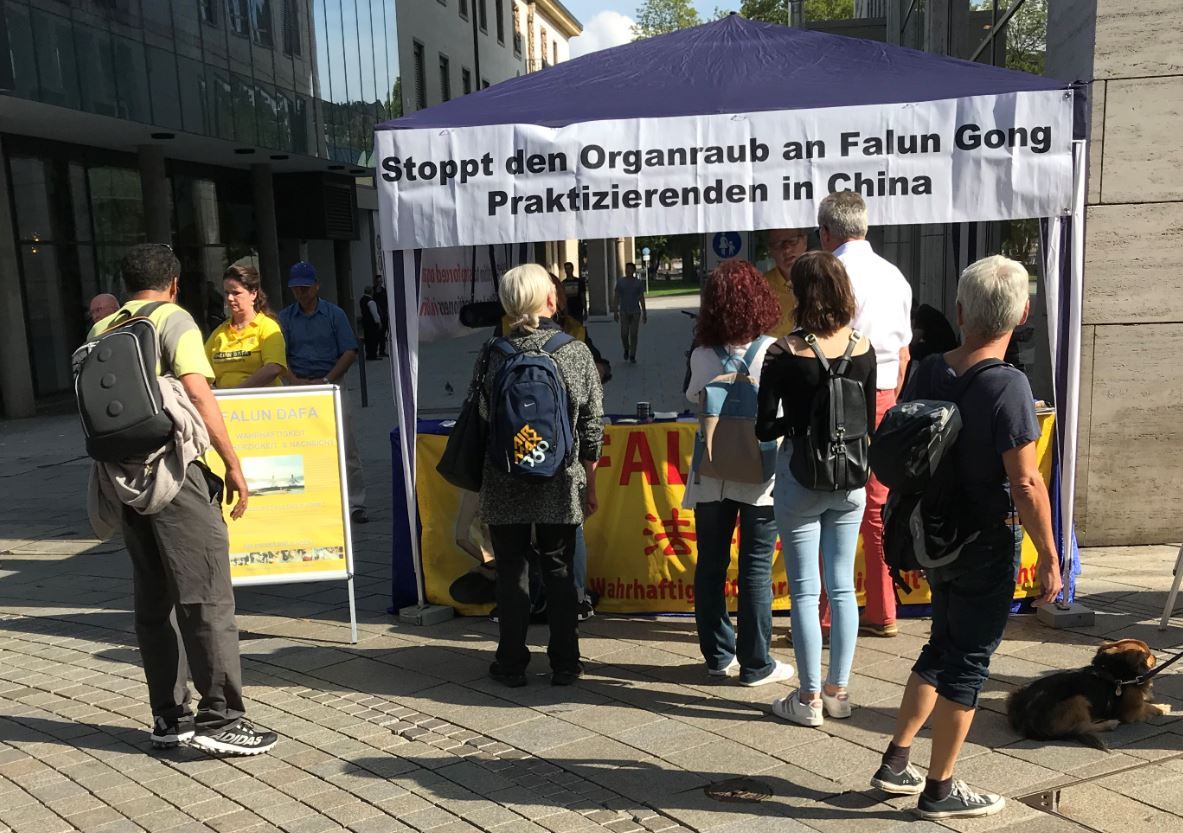 Image for article Allemagne : Le stand du Falun Dafa sensibilise les gens sur la méditation et la persécution en Chine
