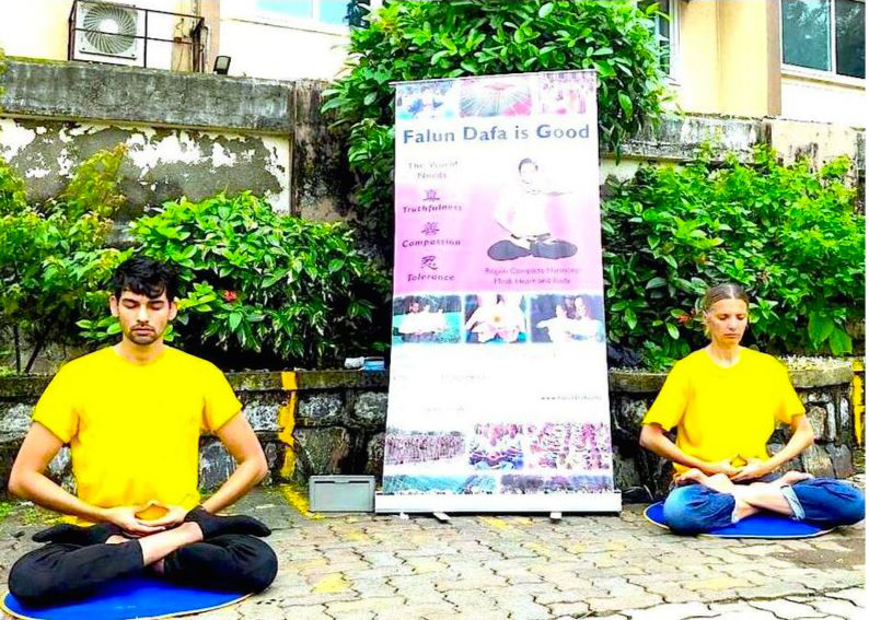 Image for article Des pratiquants présentent le Falun Gong lors de la Foire de Bandra à Mumbai en Inde