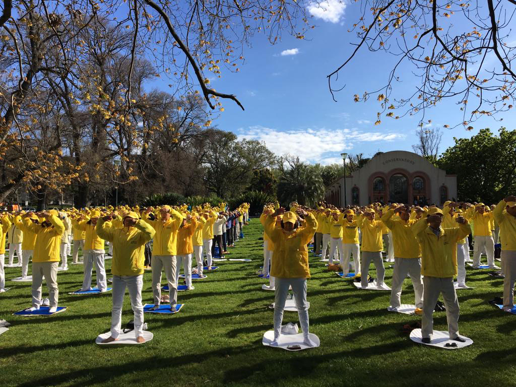 Image for article Australie : Les gens admirent la pratique collective du Falun Gong au centre-ville de Melbourne