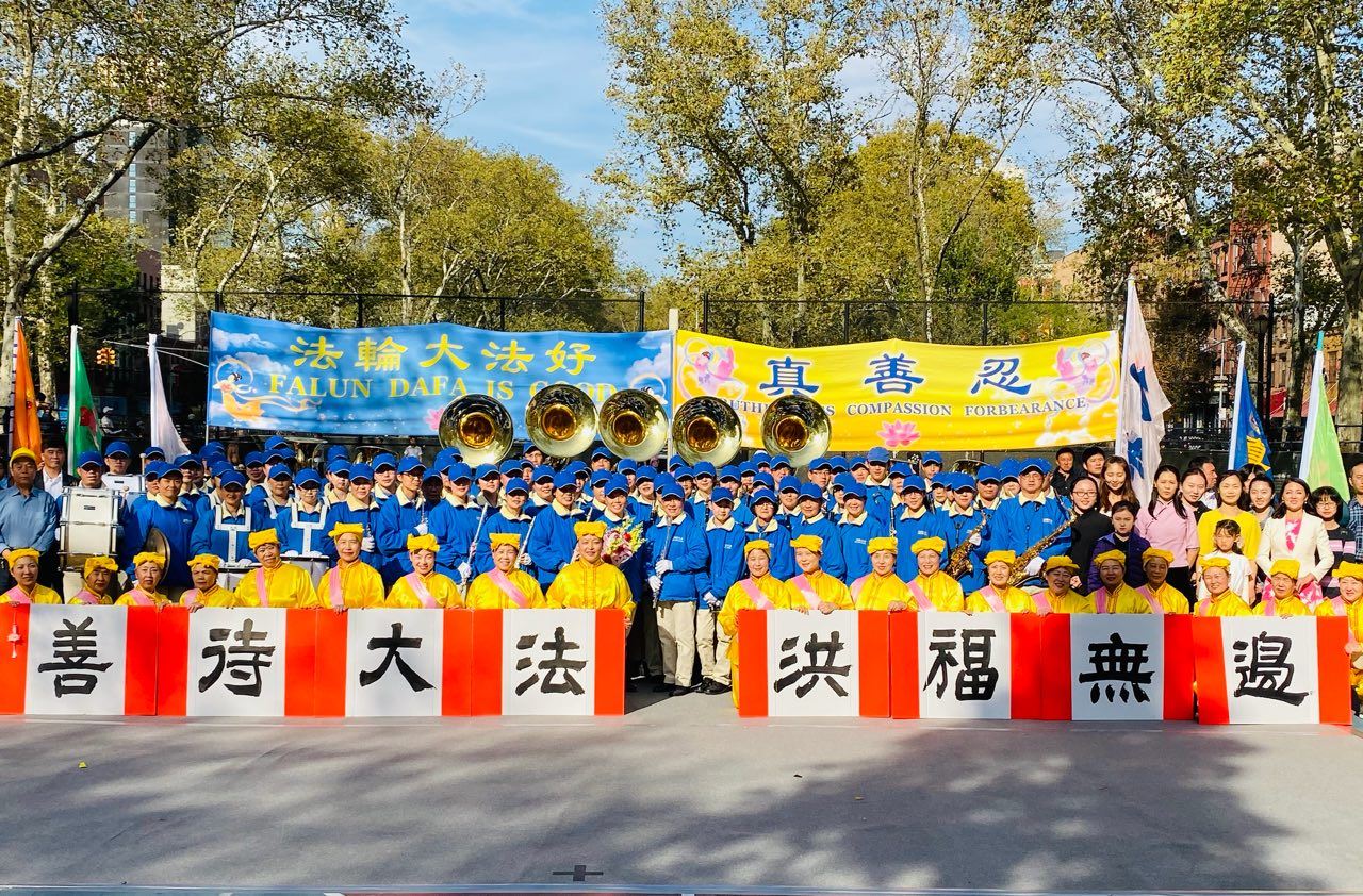 Image for article New York : Les pratiquants de Falun Gong célèbrent la récolte d'automne avec des spectacles dans le quartier chinois